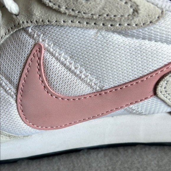 Nike Venture Runner White and Pink Sneakers with Low-Top Design Size 10 - Picture 3 of 12